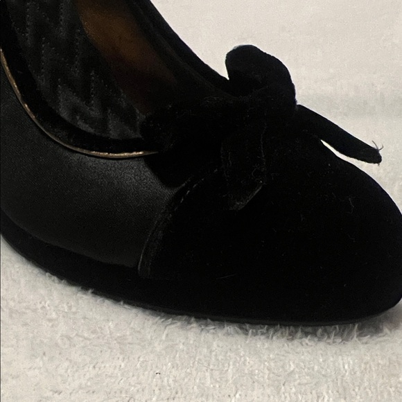 BCBG Maxazria Velvet/Satin 37/7B Black 3.5” Sexy Block Heel EUC (N) - Picture 4 of 16